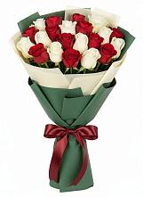 Букет Микс из красных и белых роз в Гаспре