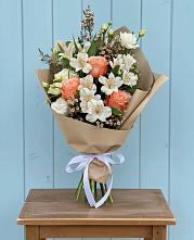 Букет цветов из:  Альстромерии, Лизиантусы, Розы и Хризантемы в Гаспре