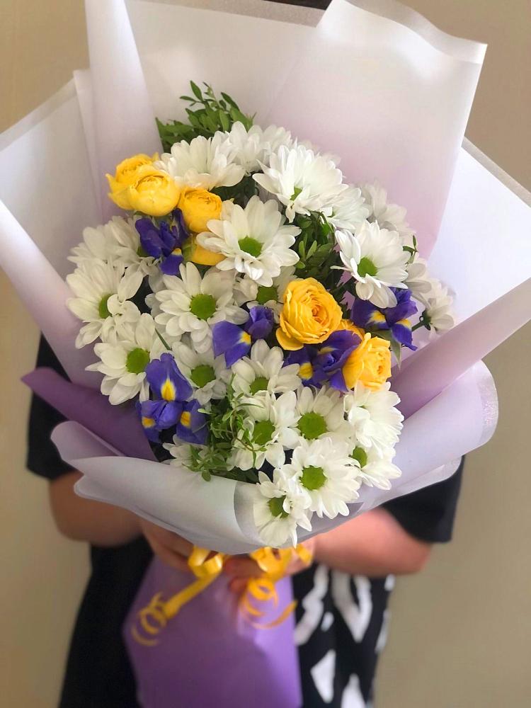 Букет цветов из: Ирисы, Хризантемы и Розы в Гаспре