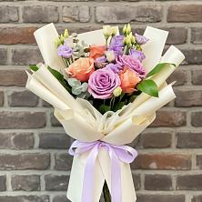 Букет цветов из:  Лизиантусы и Розы в Гаспре