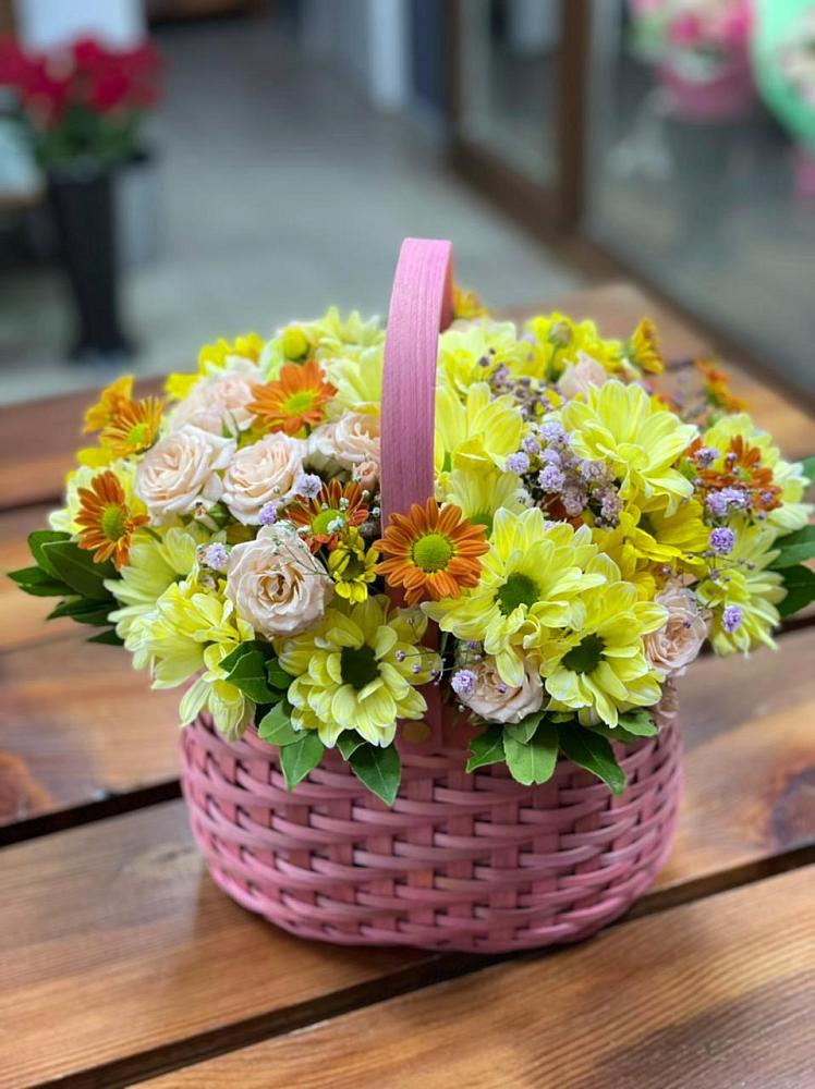 Цветочная композиция из Хризантемы и Розы в корзине в Гаспре