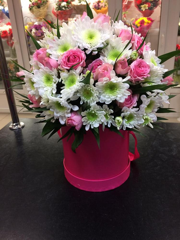 Цветочная композиция из Розы и Хризантемы в шляпной коробке в Гаспре