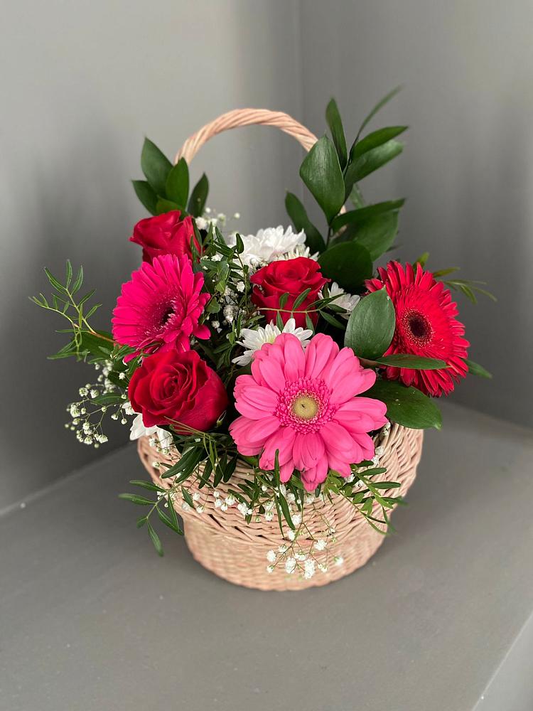 Цветочная композиция из Розы, Хризантемы и Герберы в корзине в Гаспре