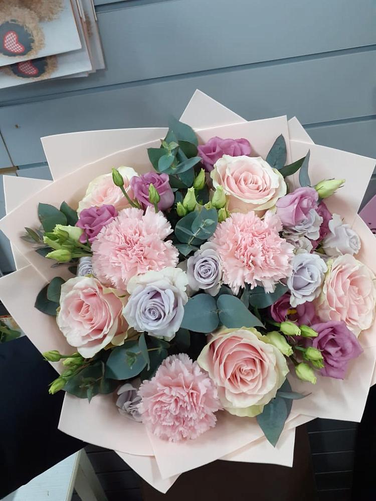 Букет цветов из: Розы, Гвоздики и Лизиантусы в Гаспре